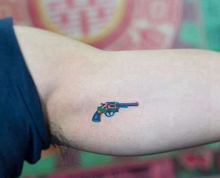 小清新大臂枪纹身图案