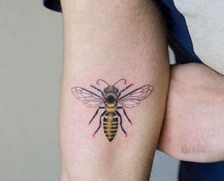 小清新大臂蜜蜂纹身图案