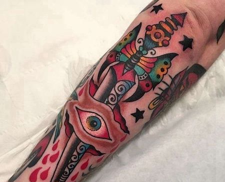 New School小臂匕首眼睛纹身图案