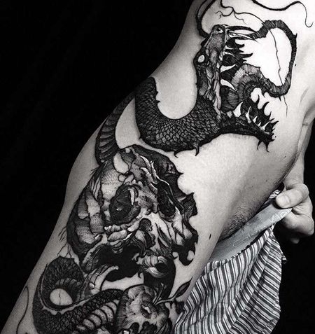 点线大腿蛇骷髅纹身图案