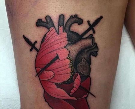 Old School大腿牡丹心脏纹身图案