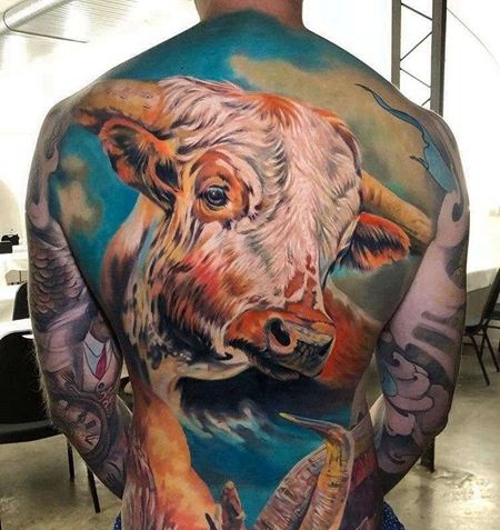写实后背牛纹身图案