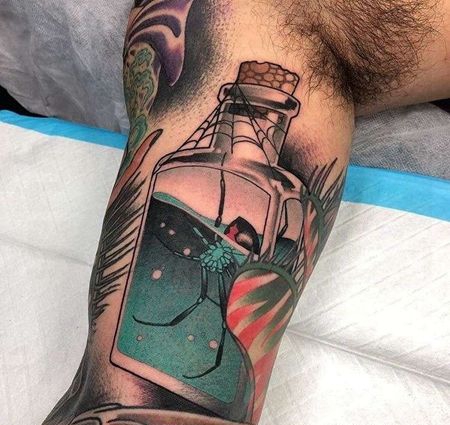 New School大臂瓶子蜘蛛纹身图案