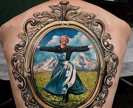 写实后背镜子女人纹身图案