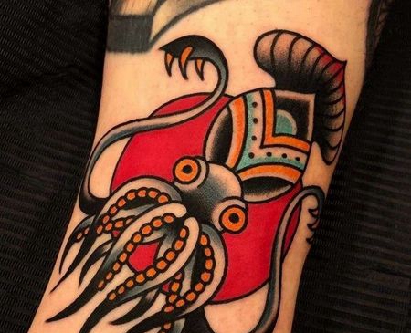 Old School胳膊鱿鱼纹身图案