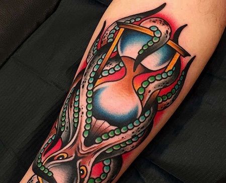 Old School小臂沙漏章鱼纹身图案