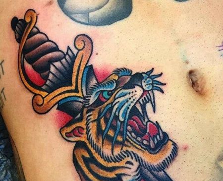 Old School腹部老虎匕首纹身图案