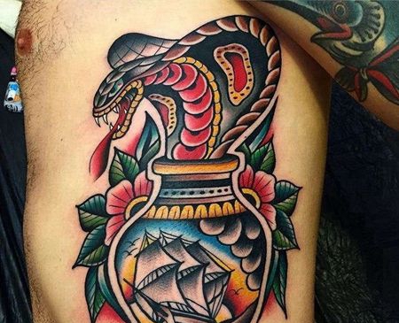 Old School侧腰蛇瓶子帆船纹身图案