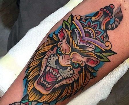 Old School小臂狮子匕首纹身图案