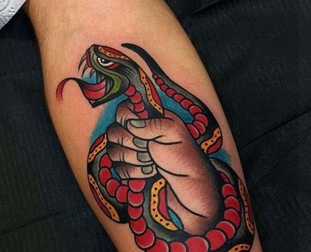 Old School小臂蛇手纹身图案