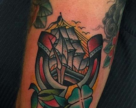 Old School小腿马蹄铁帆船纹身图案