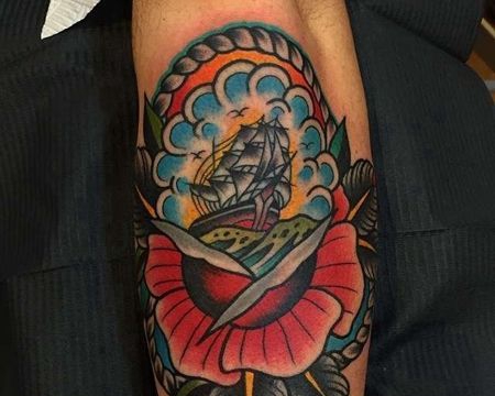 Old School小臂玫瑰帆船纹身图案