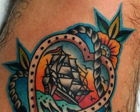 Old School小腿心帆船纹身图案