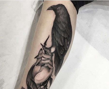 小臂乌鸦手玫瑰纹身图案