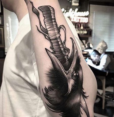 点线小臂匕首乌鸦纹身图案