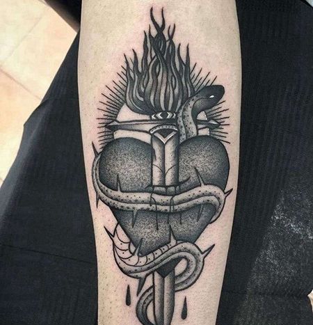 小臂心蛇匕首纹身图案