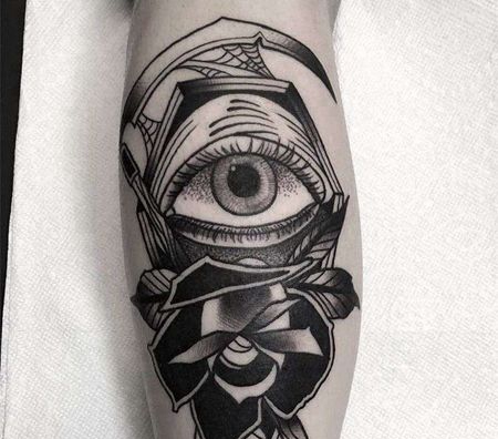 小臂玫瑰眼睛镰刀纹身图案