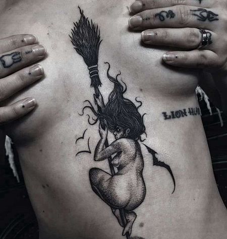 点刺前胸女巫纹身图案