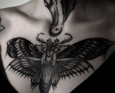 点刺前胸蝴蝶纹身图案