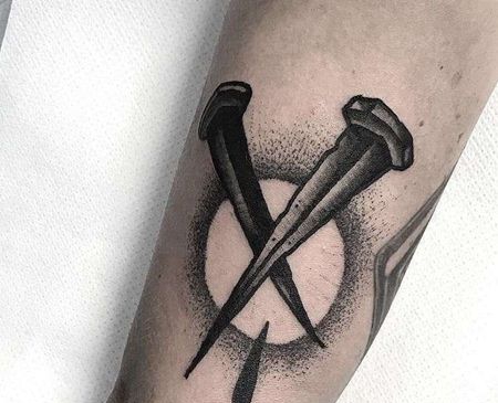 小腿钉子纹身图案
