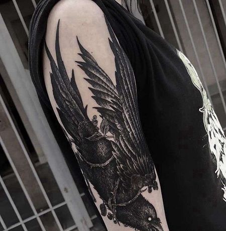 点刺大臂乌鸦纹身图案