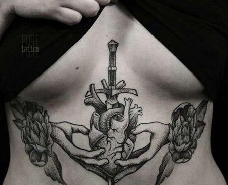 点刺胸下手心脏匕首纹身图案