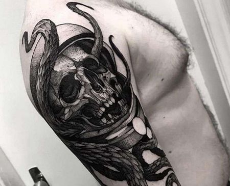 点线大臂骷髅蛇纹身图案