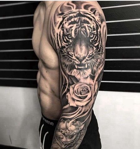 写实大臂老虎玫瑰纹身图案