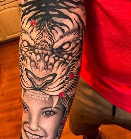 写实小臂老虎女人纹身图案