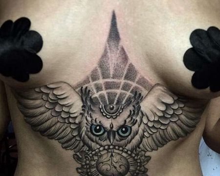 胸下猫头鹰纹身图案