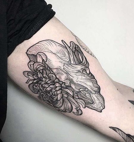 线条大臂菊花骷髅纹身图案