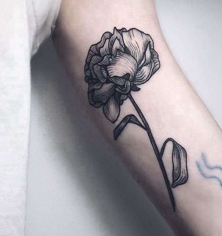 大臂线条花卉纹身图案