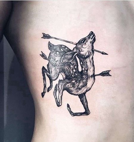 线条侧腰鹿纹身图案