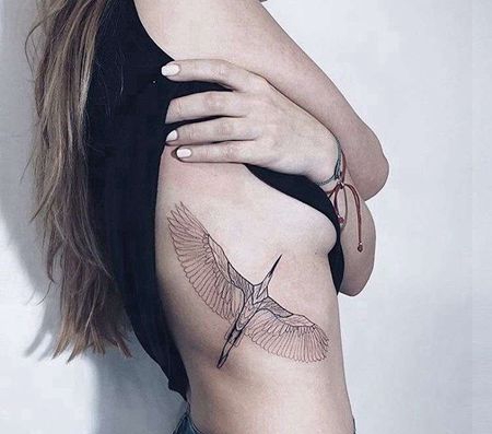 线条侧腰鹤纹身图案