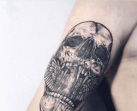 线条大臂骷髅鸟纹身图案