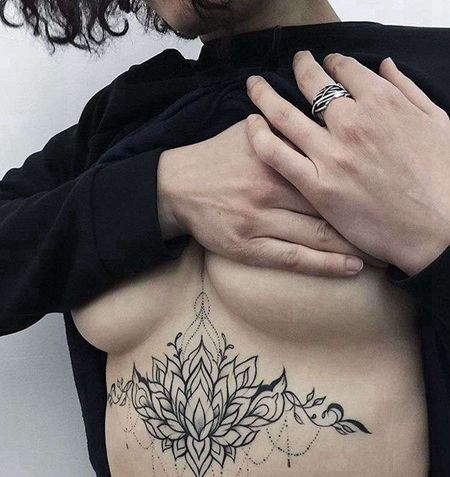 线条几何胸下繁花纹身图案