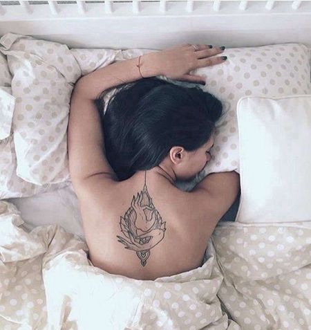 线条后背手纹身图案