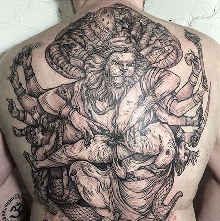 线条后背狮子纹身图案