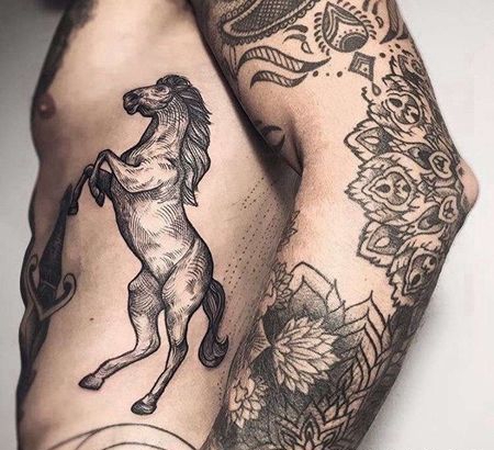 线条侧腰马纹身图案