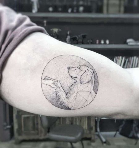 几何大臂狗纹身图案