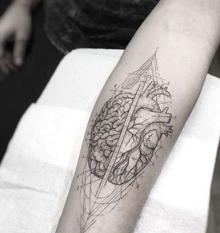 几何小臂大脑心脏纹身图案