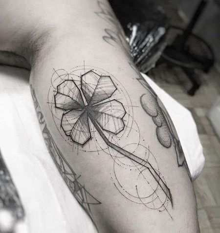 线条大臂四叶草纹身图案