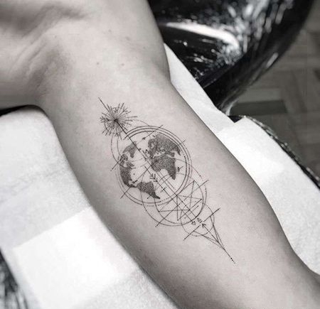 几何大臂地球纹身图案