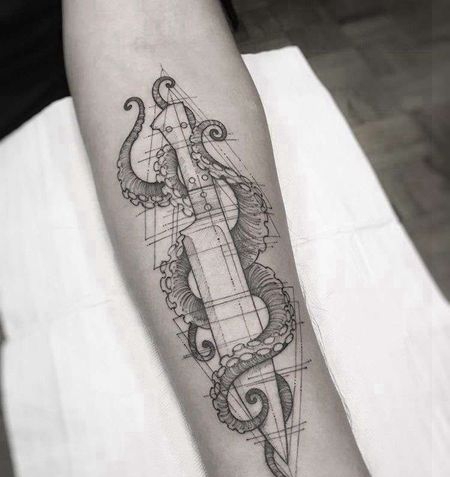 线条小臂章鱼匕首纹身图案
