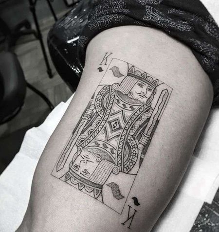 线条大腿扑克牌纹身图案