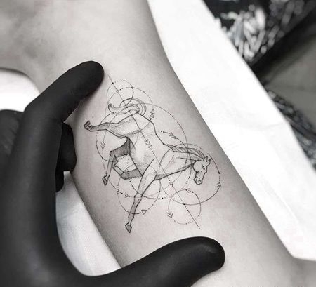几何大臂马纹身图案