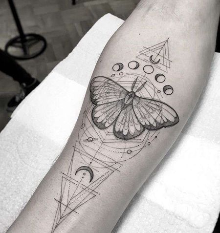 几何小臂蝴蝶纹身图案