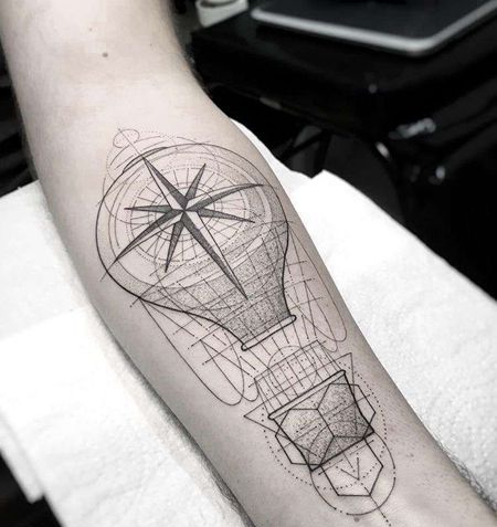 线条小臂热气球纹身图案