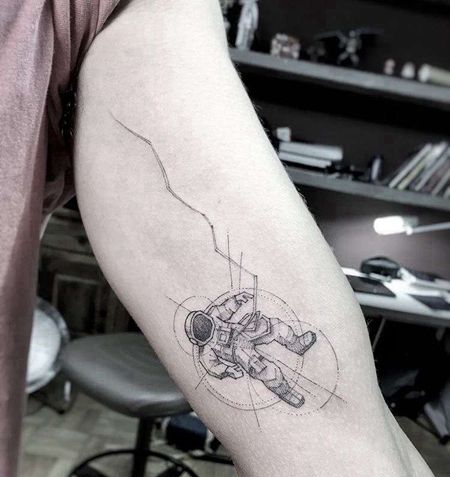 线条大臂宇航员纹身图案