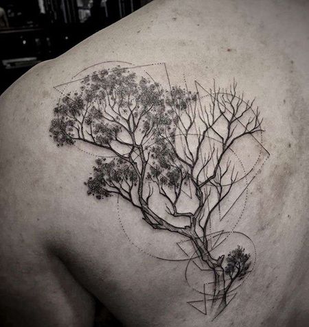 线条后背树纹身图案